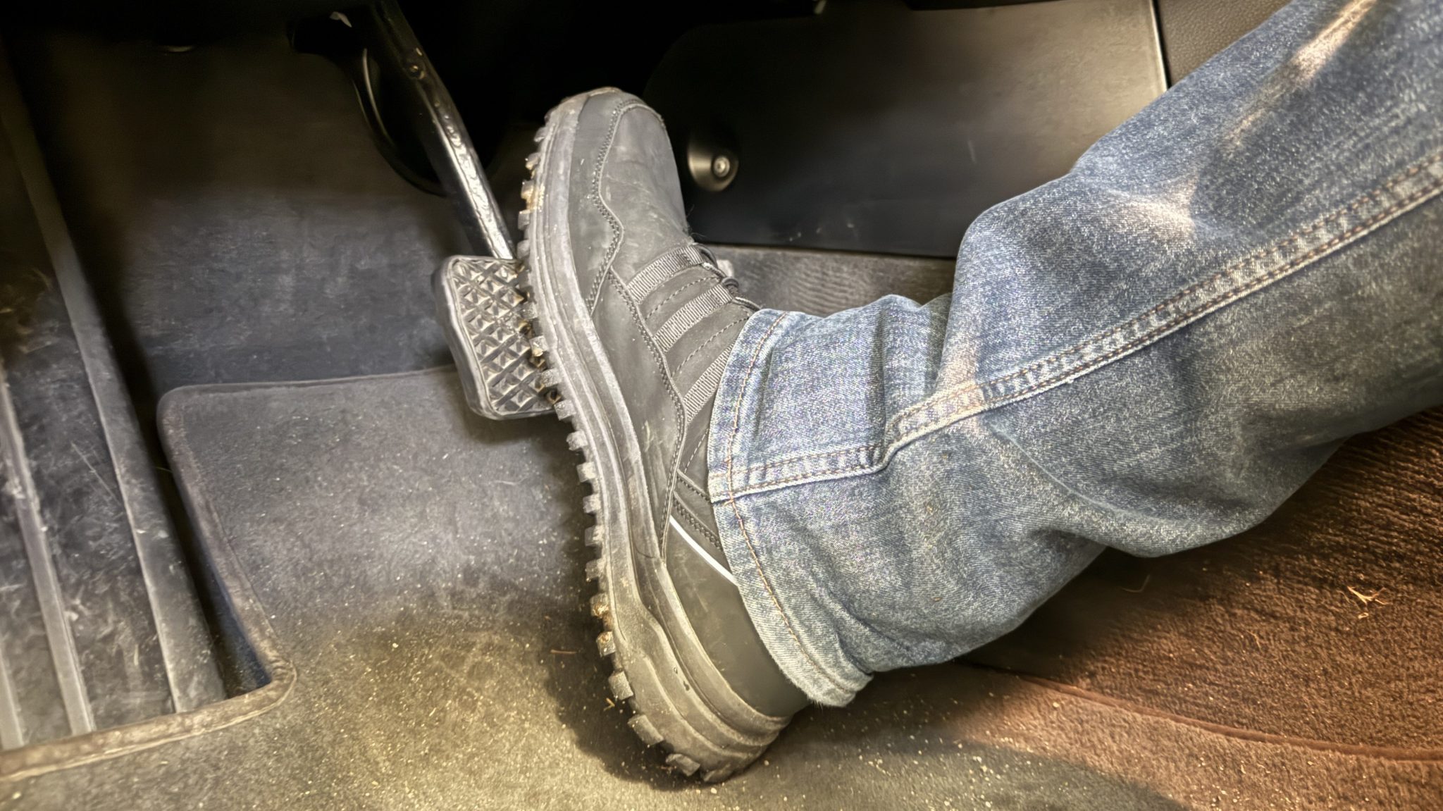 Brzdit motorem, nebo vyřadit na neutrál: Co je lepší? Expert nám odpověděl a vyvrátil typický český omyl