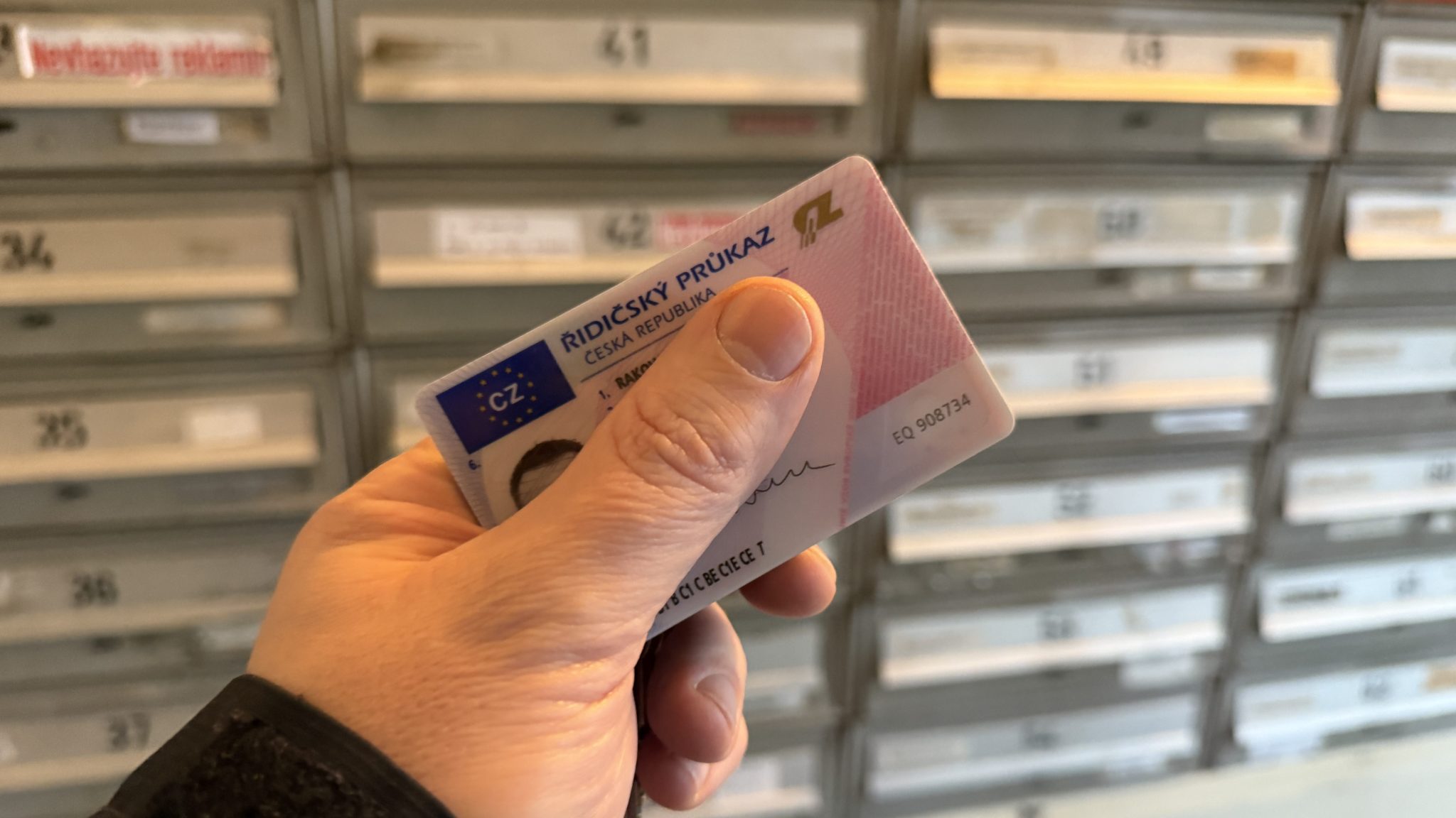Řidiči musí v roce 2025 kontrolovat své poštovní schránky: Právě tam jim přijde nový řidičský průkaz. Kdy a proč?