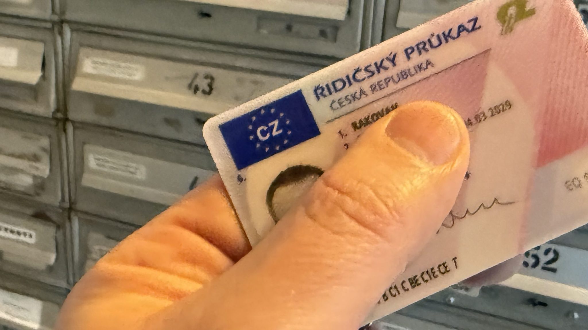Přichází největší změna v řidičských průkazech: Doklady povinně v mobilu – platí pro všechny, včetně seniorů. EU rozhodla
