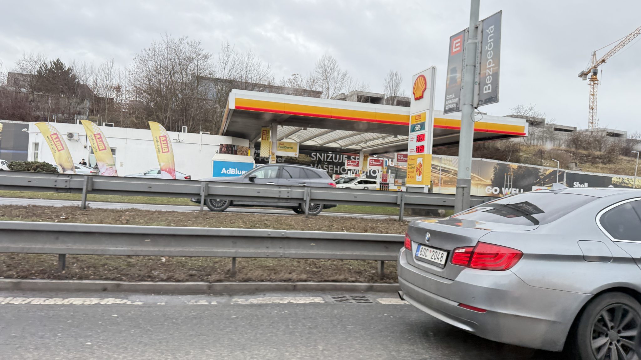 Jaká rychlost v autě zaručí nejnižší spotřebu paliva? Vyzradili jsme fígl, který 100% funguje u motorů všech značek