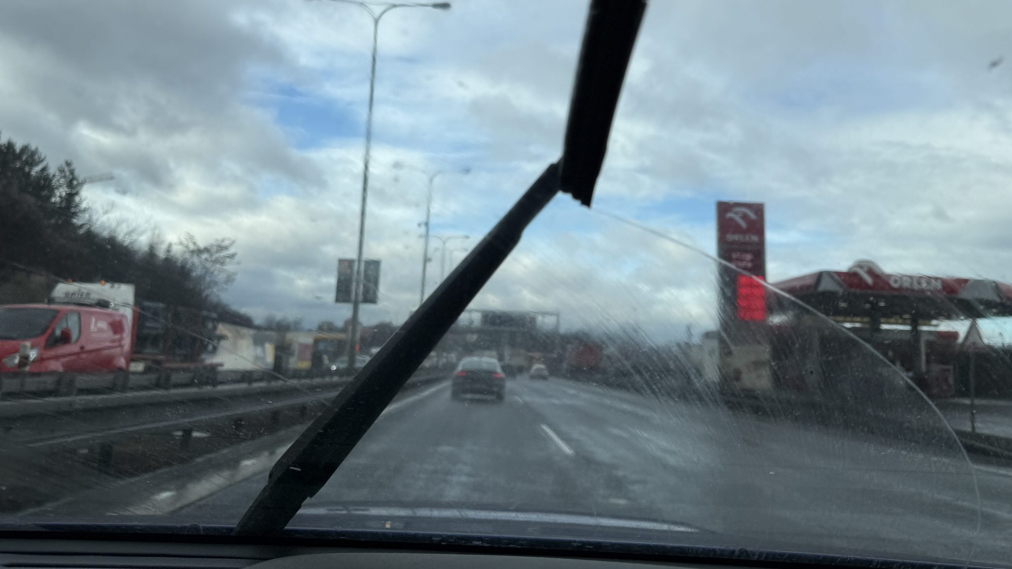 Stěrač zanechává na čelním skle šmouhy: Jak se jich ve vteřině zbavit? Tento trik funguje, sami jsme ho vyzkoušeli