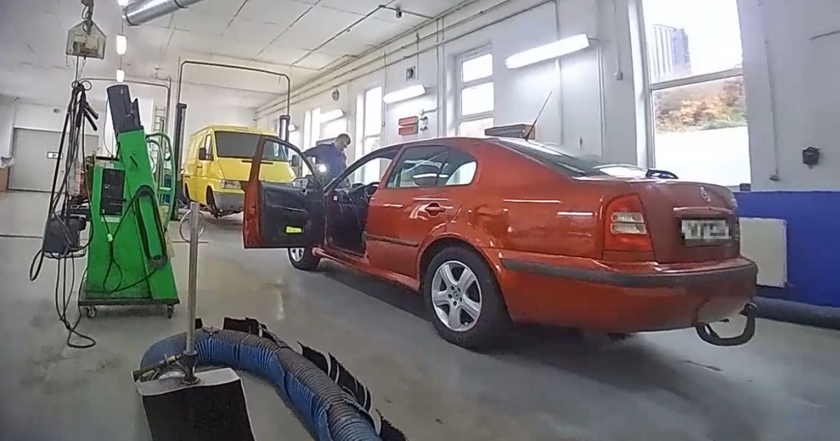 Rakousko ruší čtyřměsíční toleranci u technické kontroly. Kdo nestihne termín, nesmí na silnici. Platí pro všechna auta