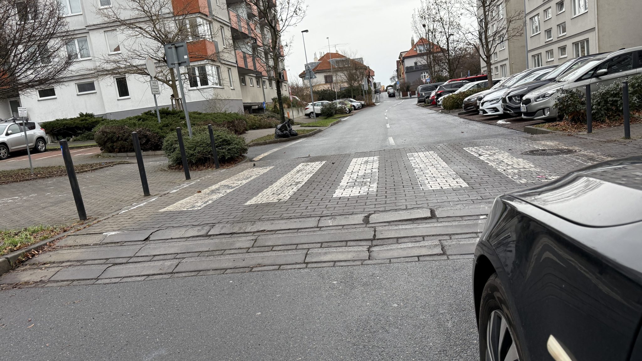 Jezdit přes ležícího policistu, to snad nemůžou myslet vážně? Řidiči na Ostravsku si myslí, že značka je „sprostá“ a ničí auto