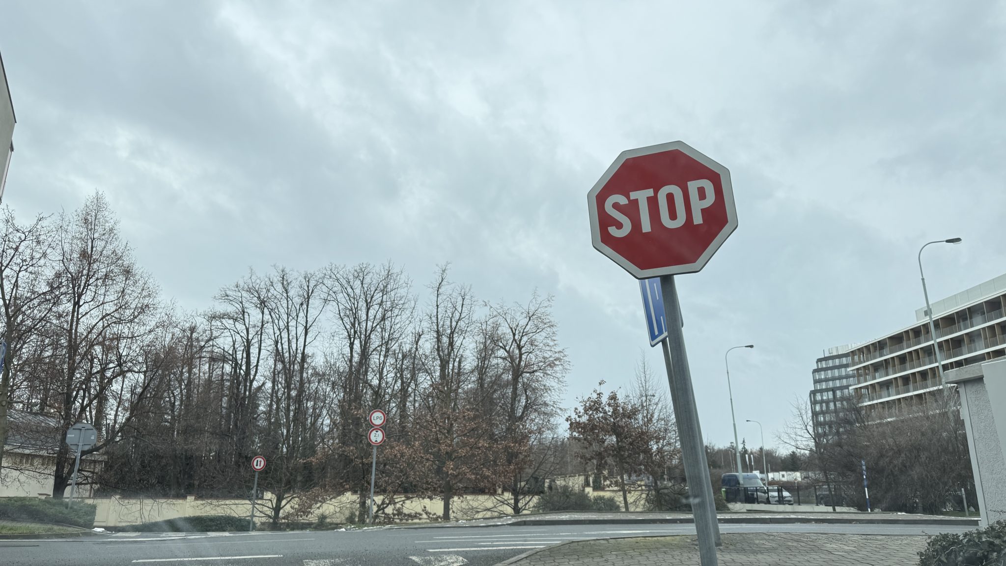 Jak nedostat pokutu na značce STOP? Dopravní expert definoval, na kolik vteřin musí auto zastavit