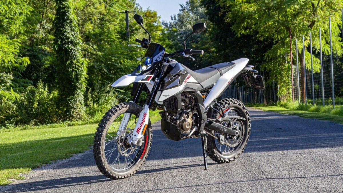 Provoz motorky vyjde na třetinu toho co auto. Extrémní úspora láká řidiče, bez oprávnění A1 nebo A2 ale mají smůlu