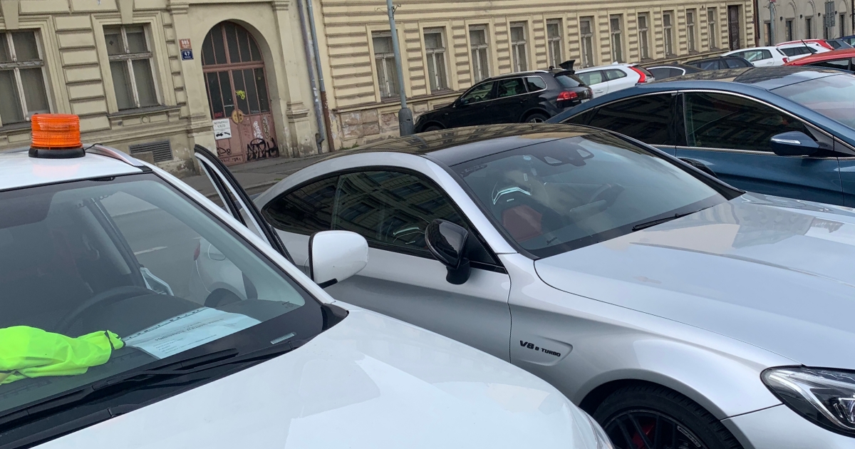 Nová povinná výbava v zahraničí: Pokud si ve Španělsku půjčíte auto, musí být vybavené majáčkem místo trojúhelníku