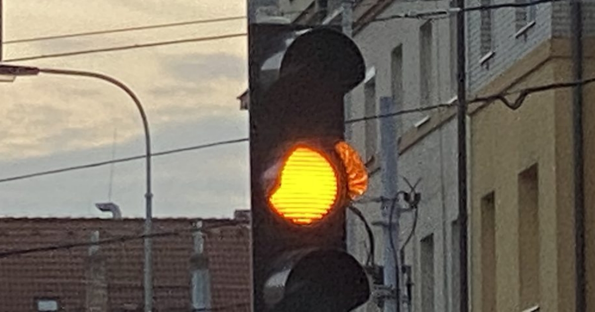 Opravdu můžeme projet křižovatku na oranžovou? Šetření času, které stojí zákaz řízení na 6 měsíců, pokutu 25 000 Kč a 6 bodů