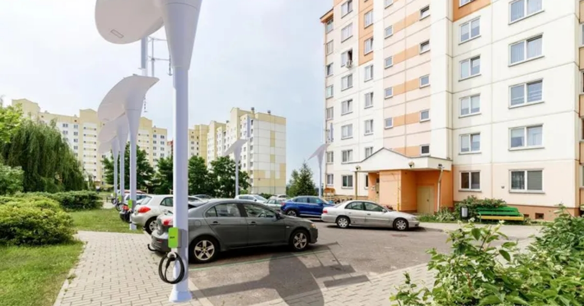 Lampy jako nabíječky elektromobilů? Ano, kabely z pouličního osvětlení je zastoupí nejen na sídlištích. Konečně logické řešení