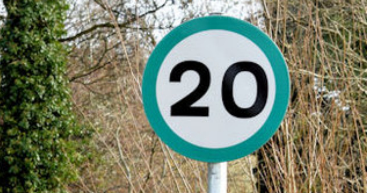 Na silnicích se potkáte s novou značkou. Co znamená rychlostní limit v zeleném kruhu?