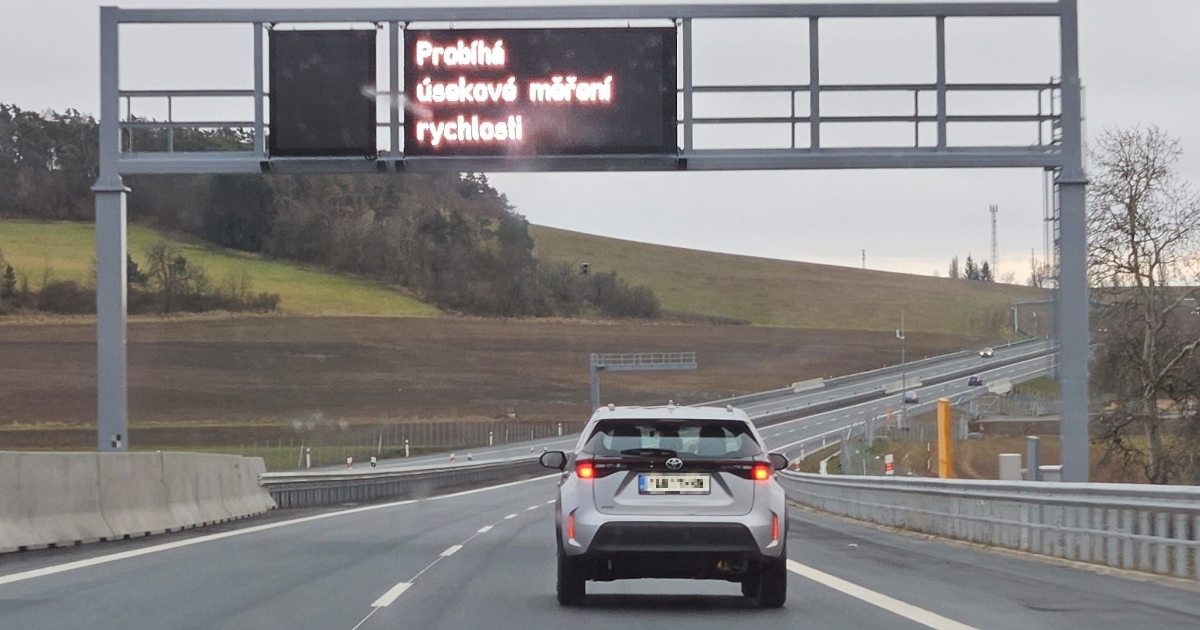 Zachytil vás červený záblesk z radaru úsekového měření? Zjistili jsme, zda máte automaticky problém