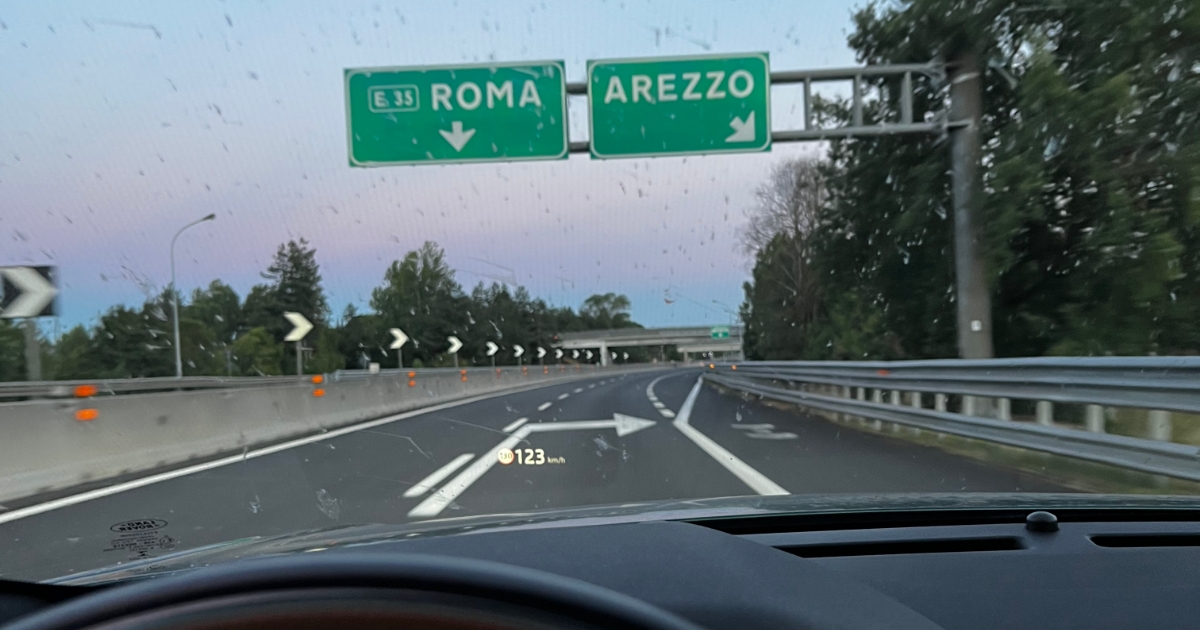 Silnice není popelník. Policie začala pokutovat řidiče za odhozené nedopalky, a to i z kamer jiných aut – hrozí až 47 000 Kč