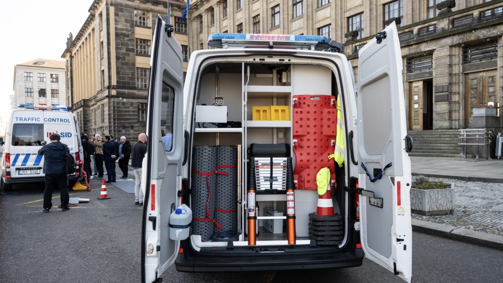 Neviditelné kontroly aut startují v ČR od 1. července 2025: Prověří vás potichu, jindy s modrými majáky. Na co si dát pozor?