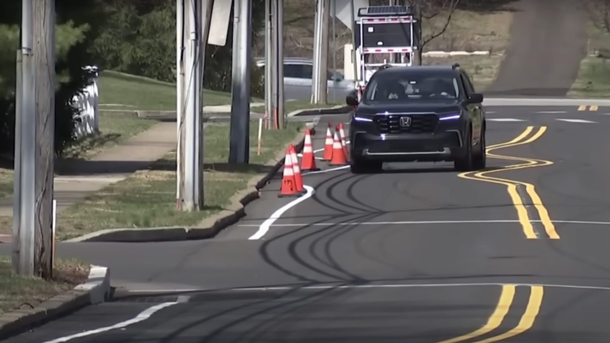 Řidiče čeká další nesmysl: Klikaté čáry na silnicích mají zpomalit auta. Kde se objeví? Retardéry ani radary prý nestačí