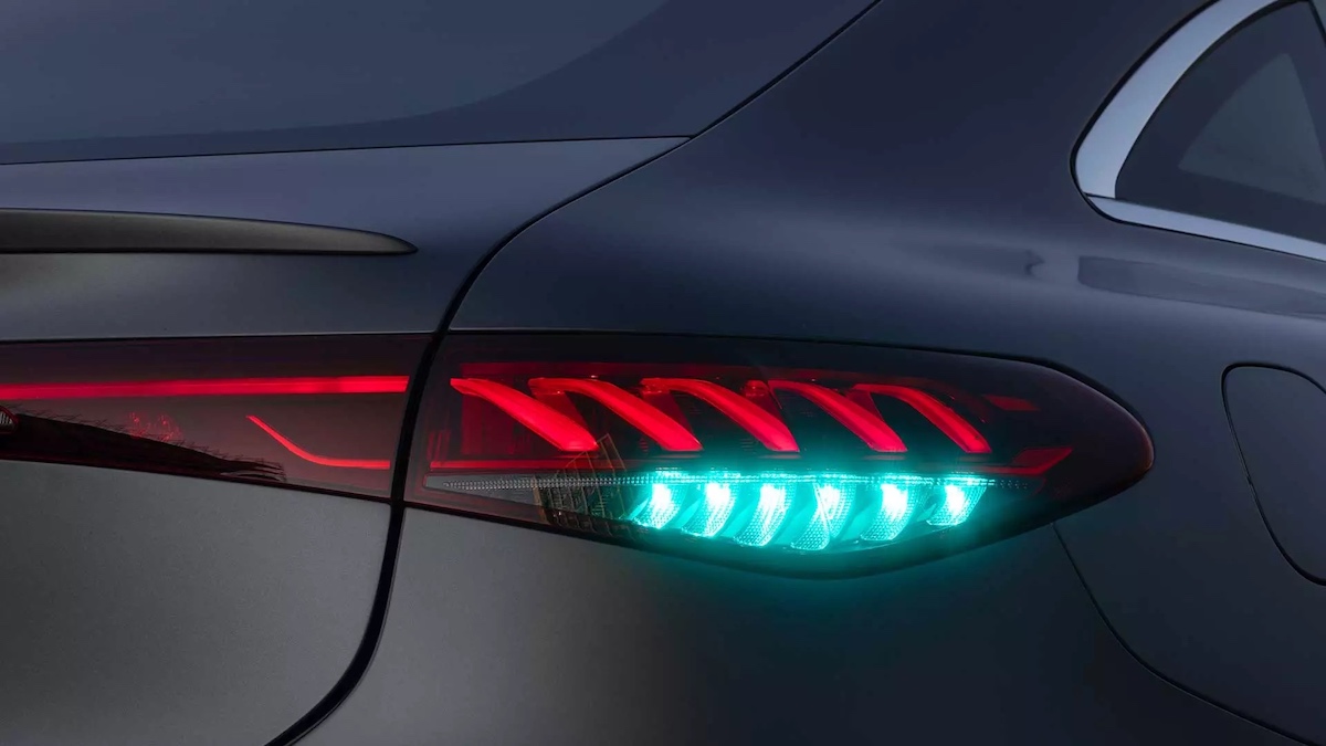 Řidiči zbystřete: Odteď v provozu potkáte auta s modrozelenými zadními světly. Co znamenají?