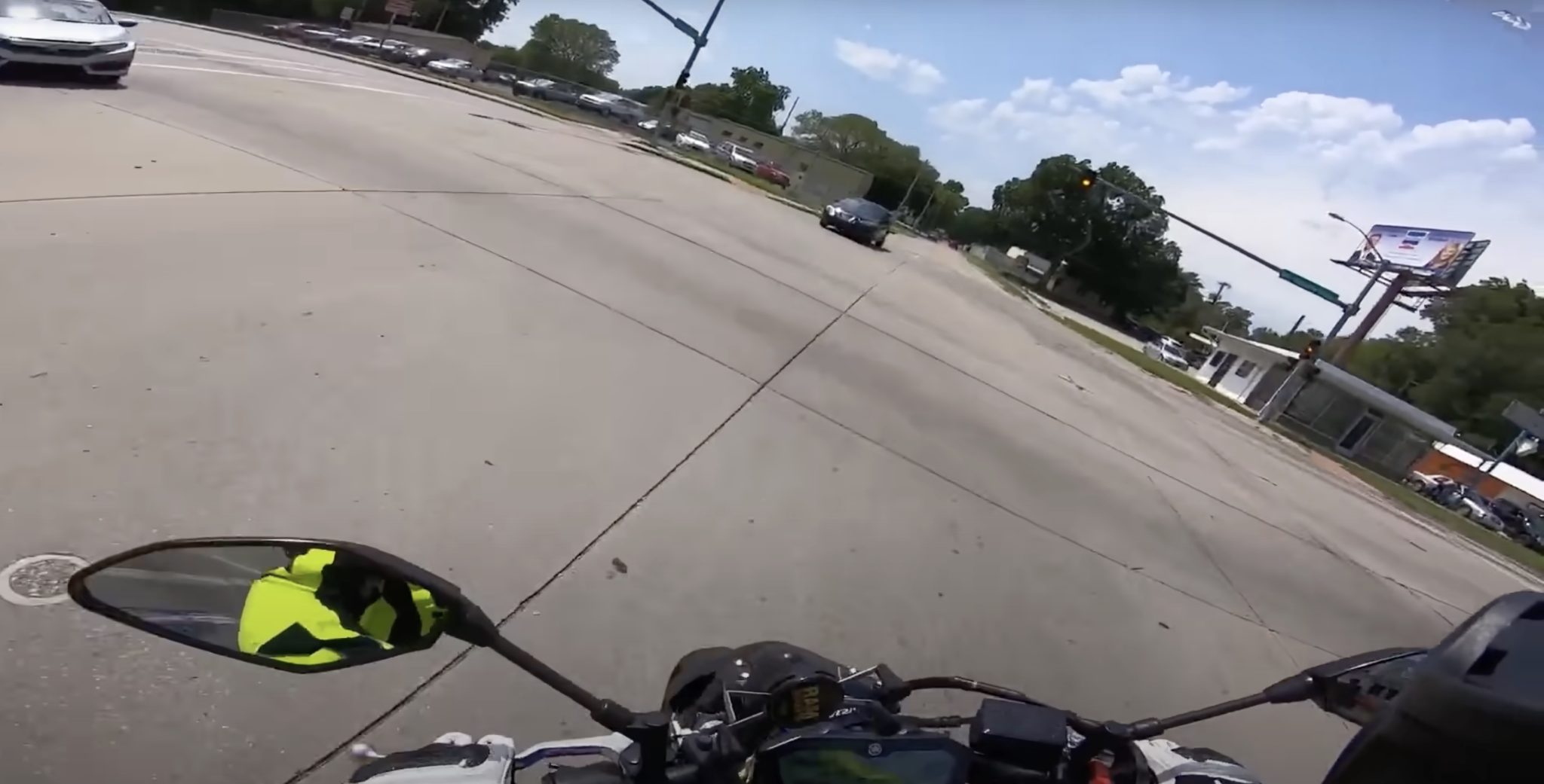 Video: Motorkář se rozjede, auto v protisměru mu nedá přednost. Situace jen pro silné povahy