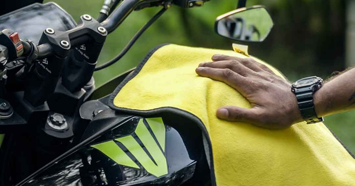 Tiché signály motorkářů, které by měli v roce 2026 znát všichni řidiči aut. Většina kolem nich projede bez tušení, co znamenají