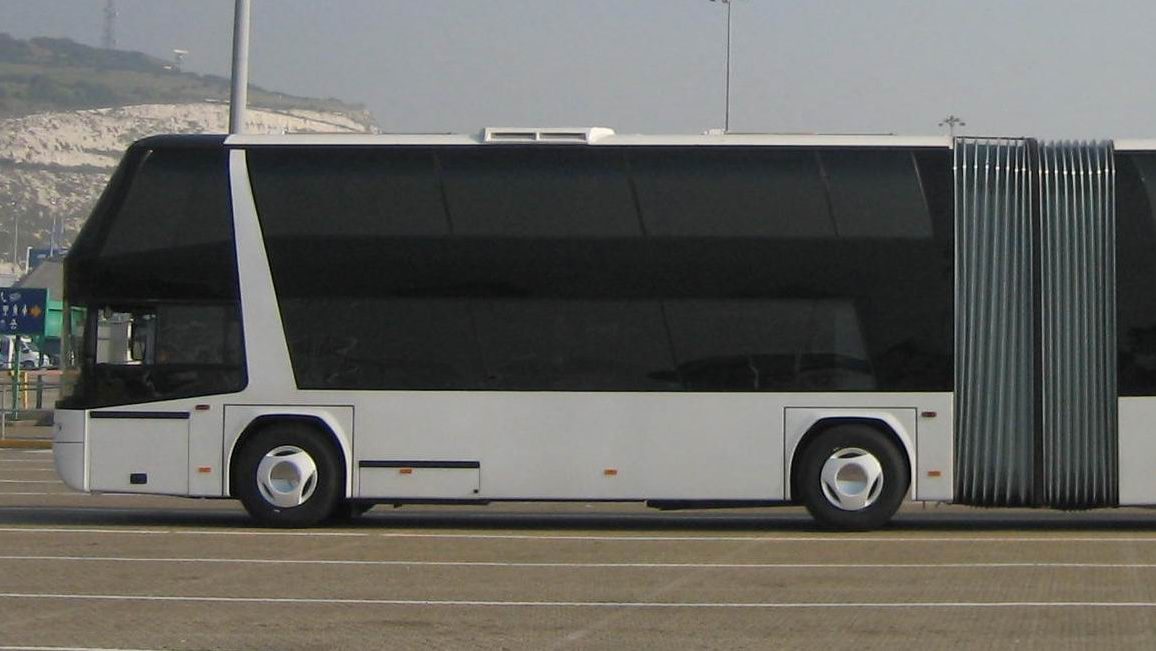 Kdysi největší autobus světa: Gigantický luxus z NDR, zatímco v ČSSR jezdily staré Karosy. Pamatujete? Spotřeboval 50 l/100 km