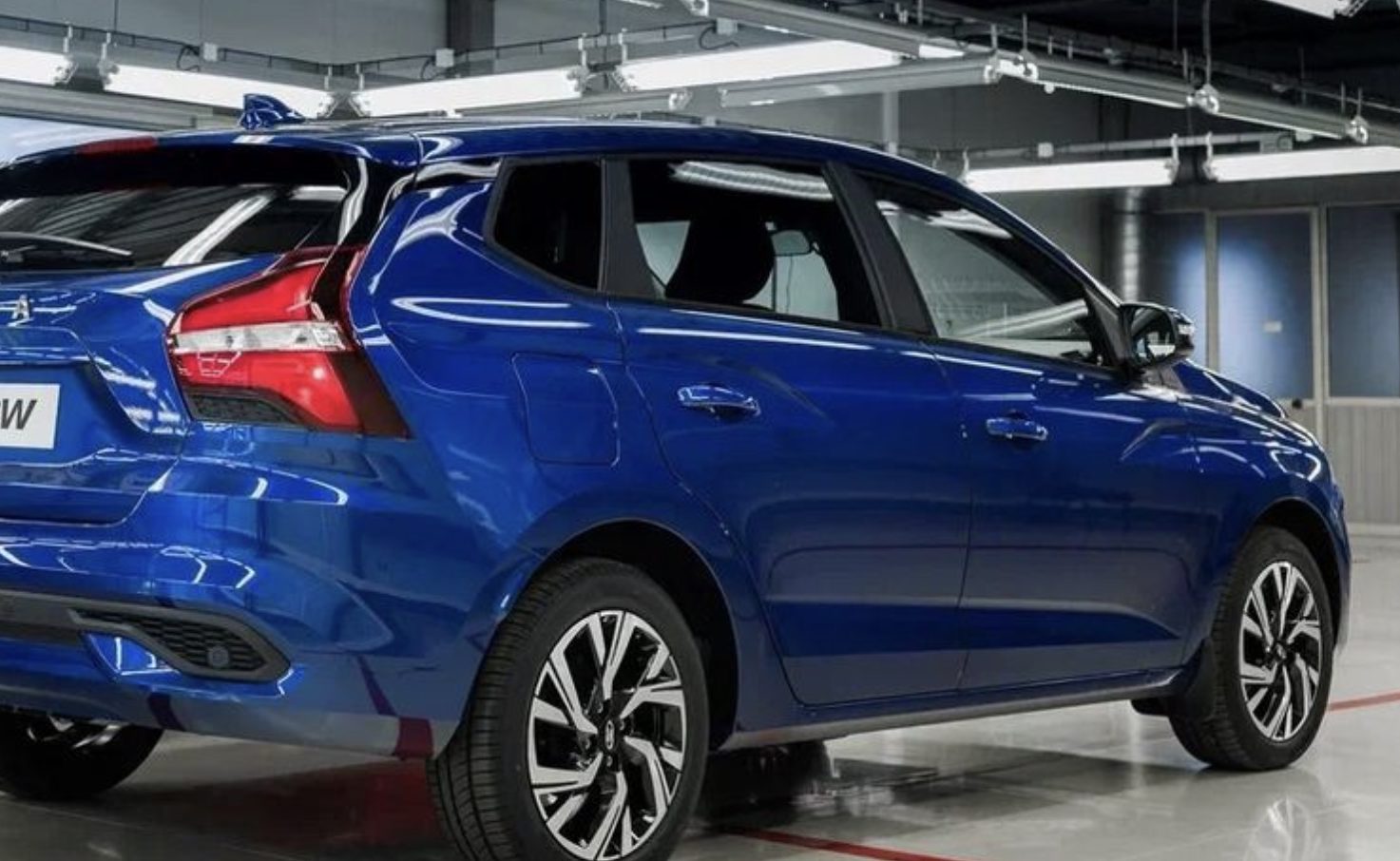 Ruský zázrak na čtyřech kolech vykradl sklad Renaultu. Se třemi karoseriemi se pokusí nová Lada zničit Dacii Sandero