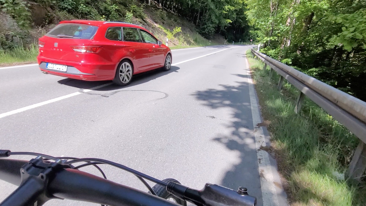 Můžete překročit rychlost, abyste bezpečně předjeli? Zdánlivě logický krok z vás podle zákona dělá piráta silnic