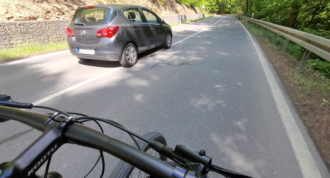 Můžete předjet cyklistu na plné čáře? Nové pravidlo hrozí pokutou i ztrátou řidičáku
