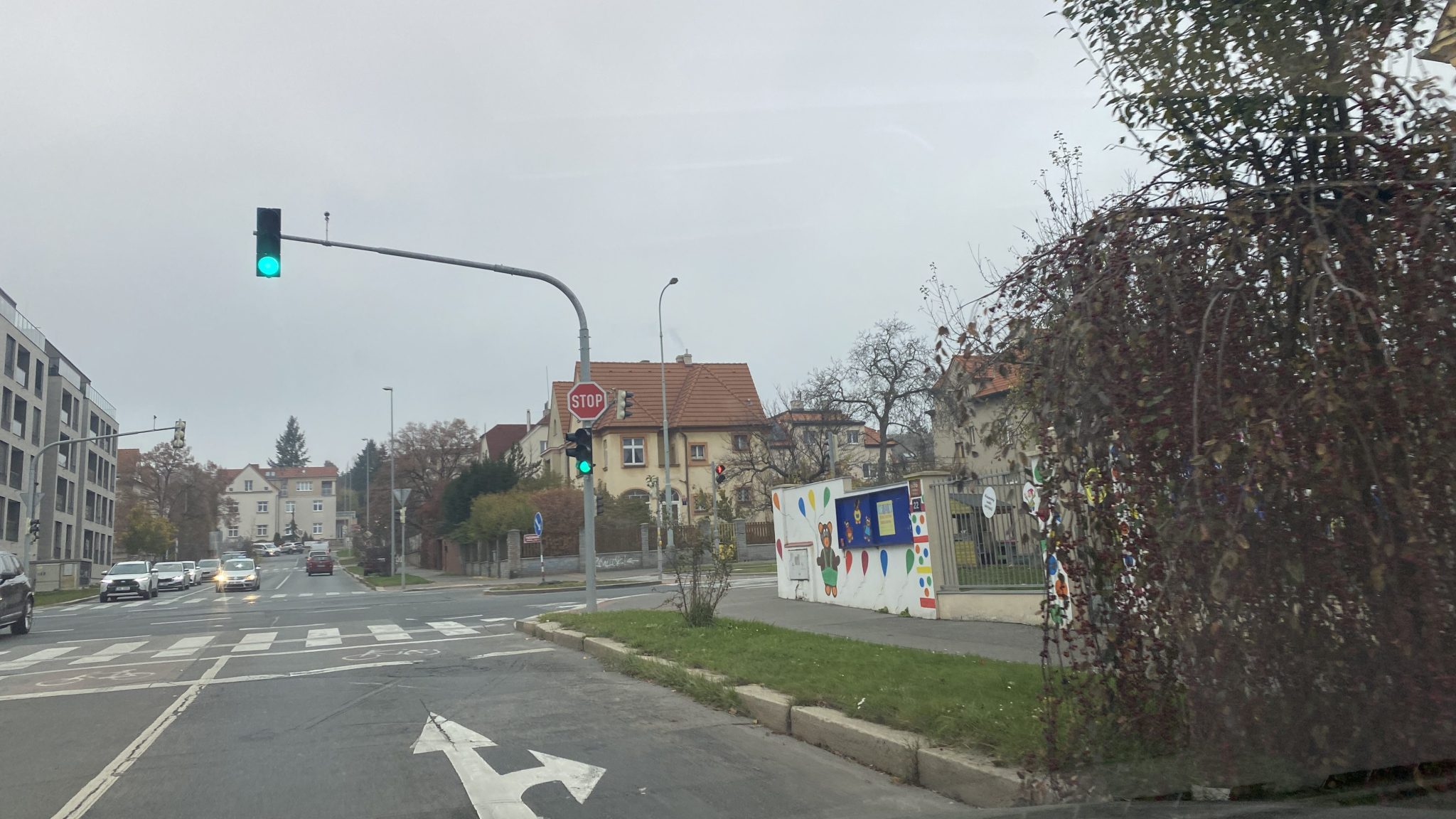 Nová barva na semaforu? Ano, chybí čtvrtá a bude to bílá. Dopravní experti se shodli a navrhli změnu