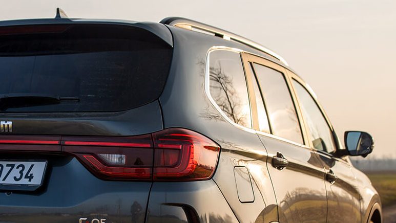 Nová automobilka v ČR: Velké SUV uveze 7 lidí a stojí méně než Škoda Scala. V ničem není háček, navíc neobtěžuje dotěrnými asistenty