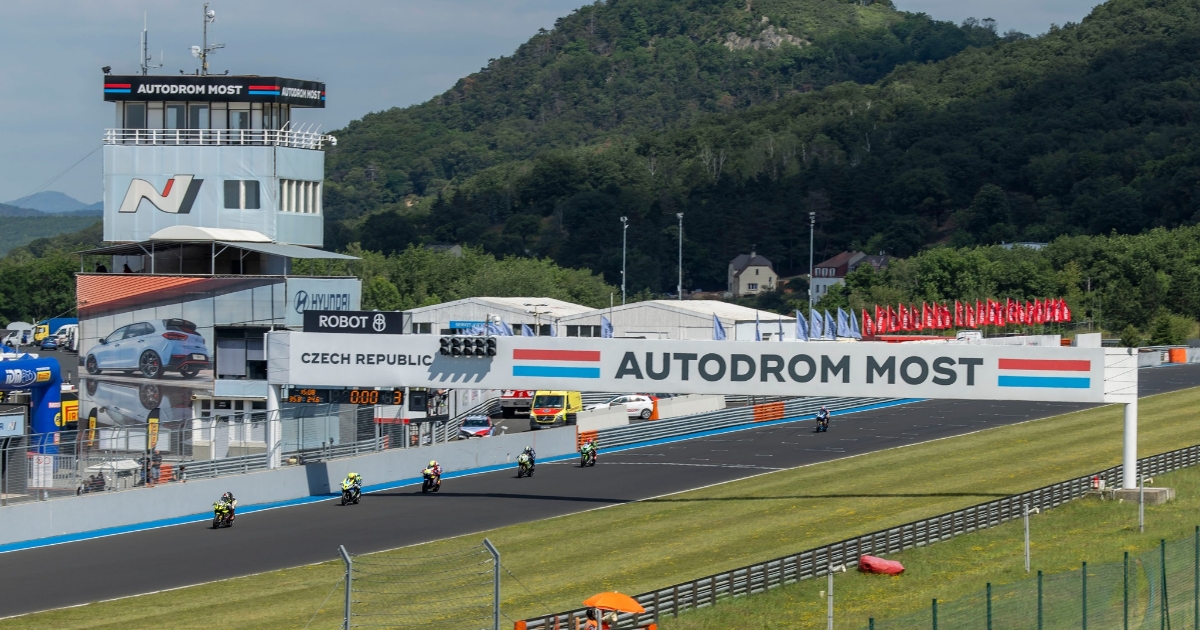 Konec autodromů v Česku? Manželé z Mostu si koupili dům vedle okruhu a zažalovali ho, soud vyhráli
