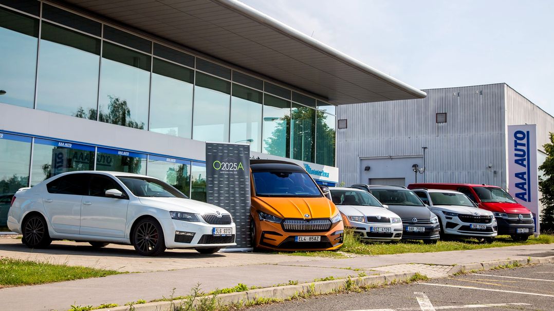 Čeští řidiči vybrali ojetinu roku: Uhodnete jaké auto je národní šampion? Poprvé v historii na stupni vítězů