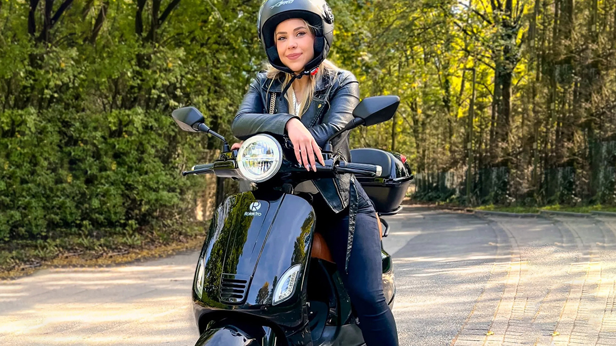 Konkurent Lidlu začal prodávat elektrický skútr ve stylu Vespy. Má dojezd 70 km a nečekaně nízkou cenu