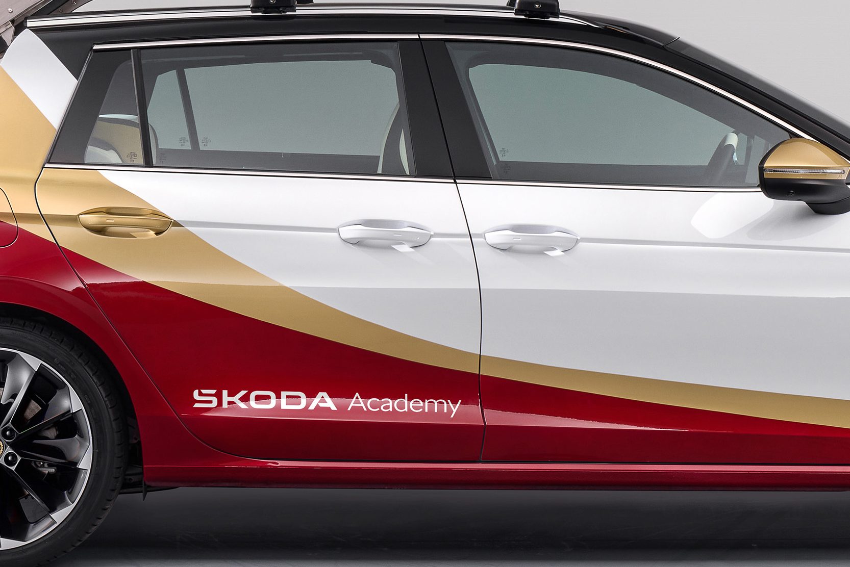 Škoda představila nový model se školáckou chybou: Jedny dveře mají dvě kliky. Nevěříte? Uvidíte. Oznámkujte ho 1–5