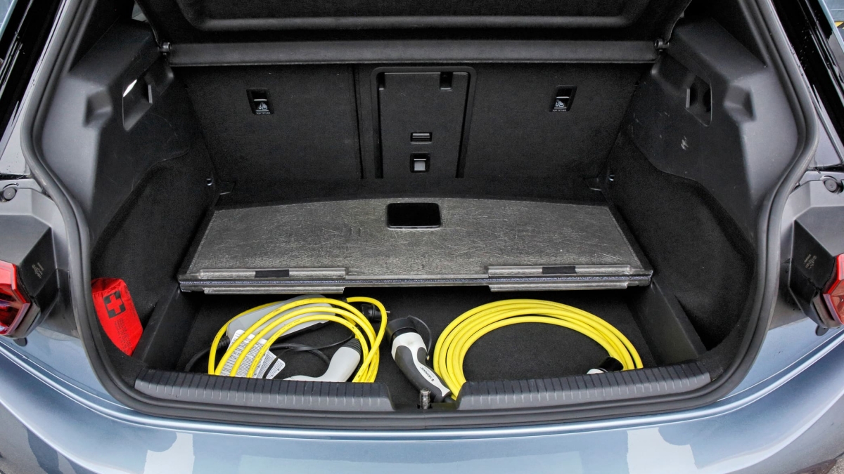 Chtěli po něm 430 000 Kč za novou baterii. Majitel elektromobilu „autorizák“ vyškolil a zaplatil jen 22 tisíc v běžném servisu