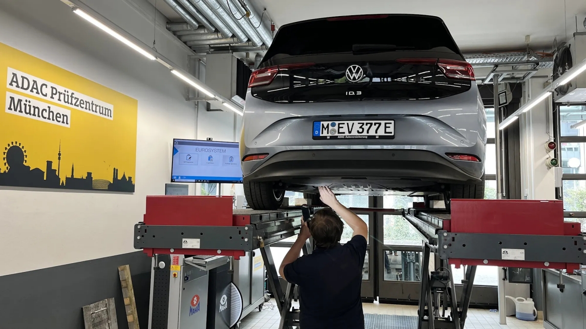 Zlom v autobazarech: Ojeté benziny a diesely zlevňují, ceny elektrických ojetin naopak rostou