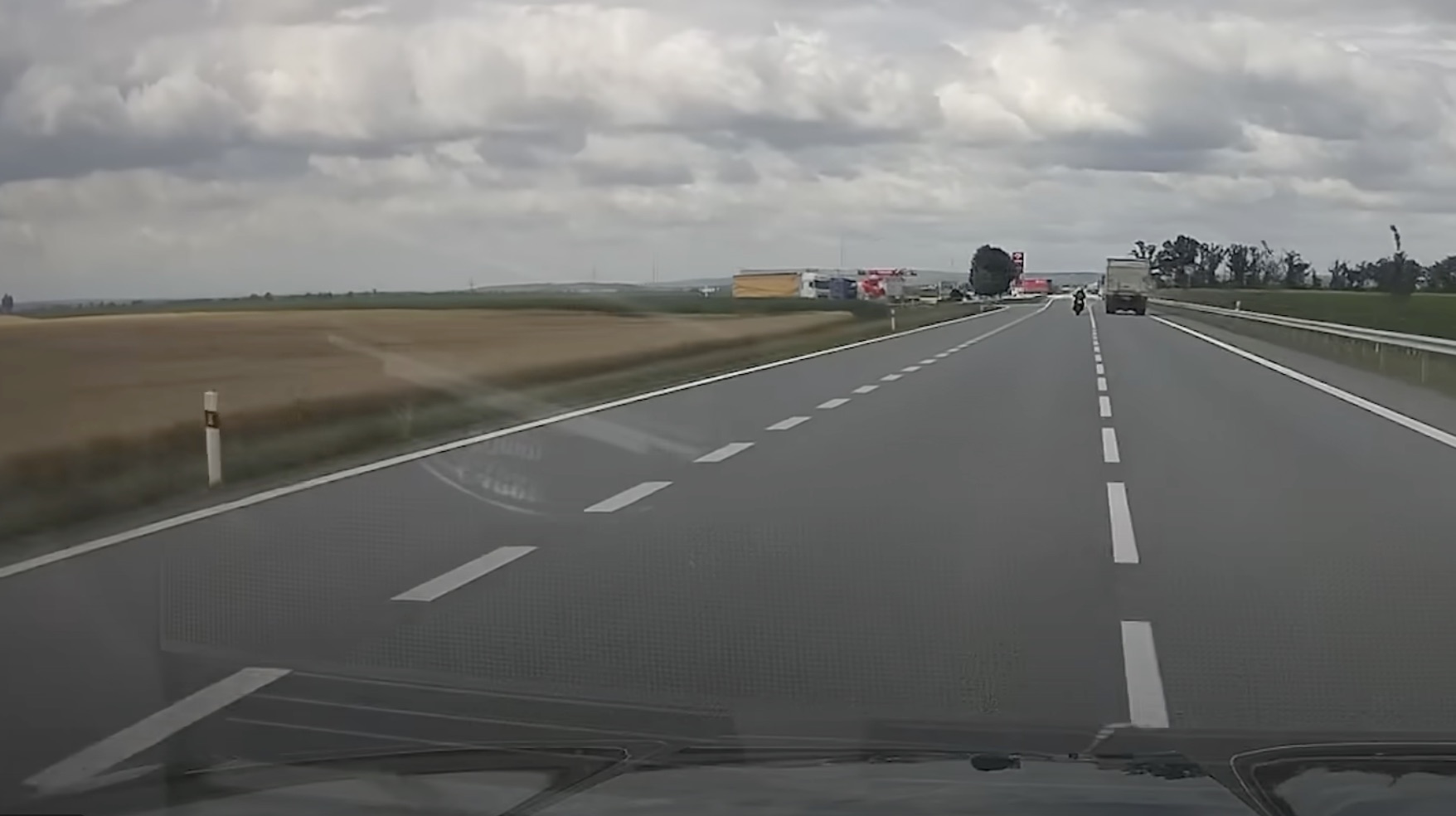 Řidič udělal jednu zásadní chybu, vlastně dvě. Jel na devadesátce 181 km/h a předjel u toho policejní hlídku