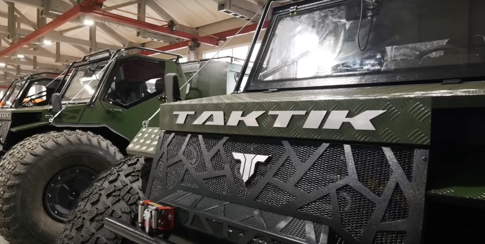 Auto do terénu za 134 tisíc Kč. Fotky ruského výrobce nic netají – Dacia a Lada se nebojí, nemá totiž motor ani kola