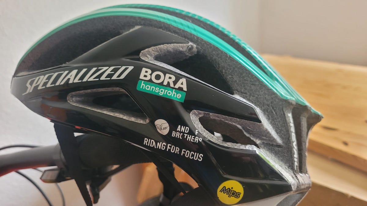 Zmatek s přilbami: Na kolo do 12, na elektro do 14 a na koloběžku do 16 let. Nový zákon dělá v hlavách řidičů guláš