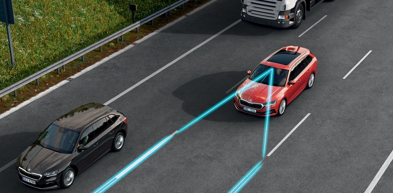 Řidiče, kteří najedou ročně méně než 15 000 km, čeká nové nařízení. Zákon jim má přikázat používání asistenčních systémů