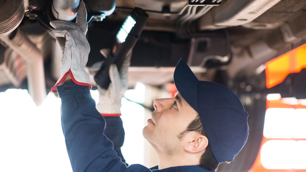 Nevinná věta v autoservisu zvedne účet o tisíce. Bohužel ji část řidičů říká automaticky