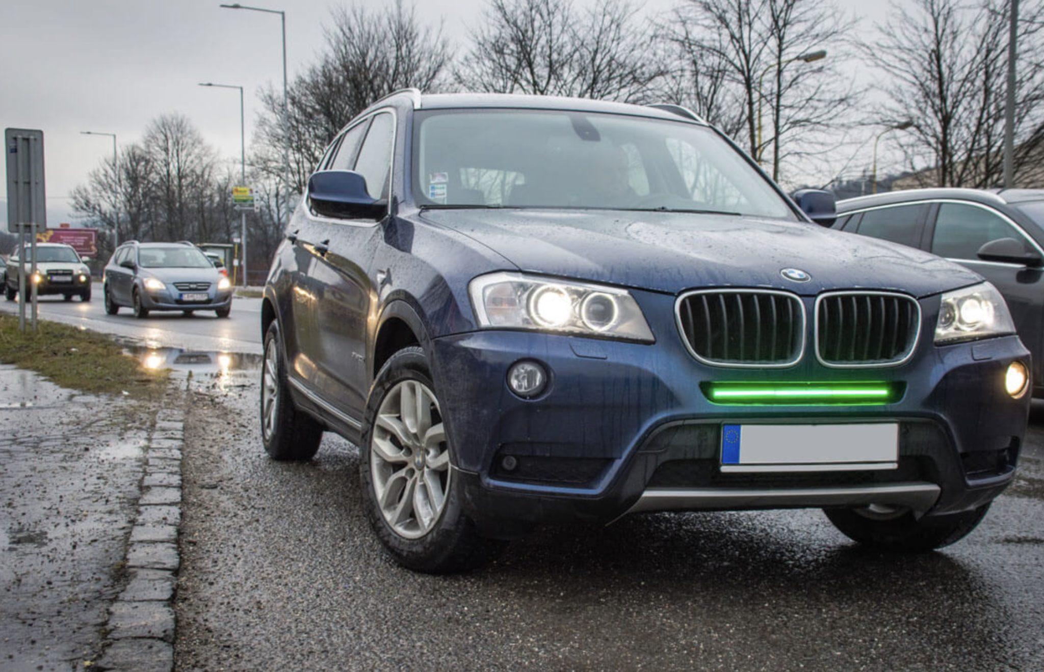 Na silnicích začneme potkávat auta, která mají brzdová světla vpředu. První fotografie, jak vypadají