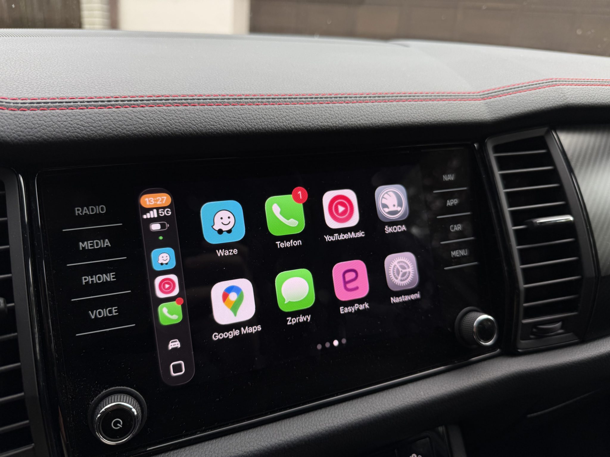 Apple CarPlay dostává ChatGPT. Nová verze aplikace mění telefon v chytrého spolujezdce, který s vámi celou cestu mluví