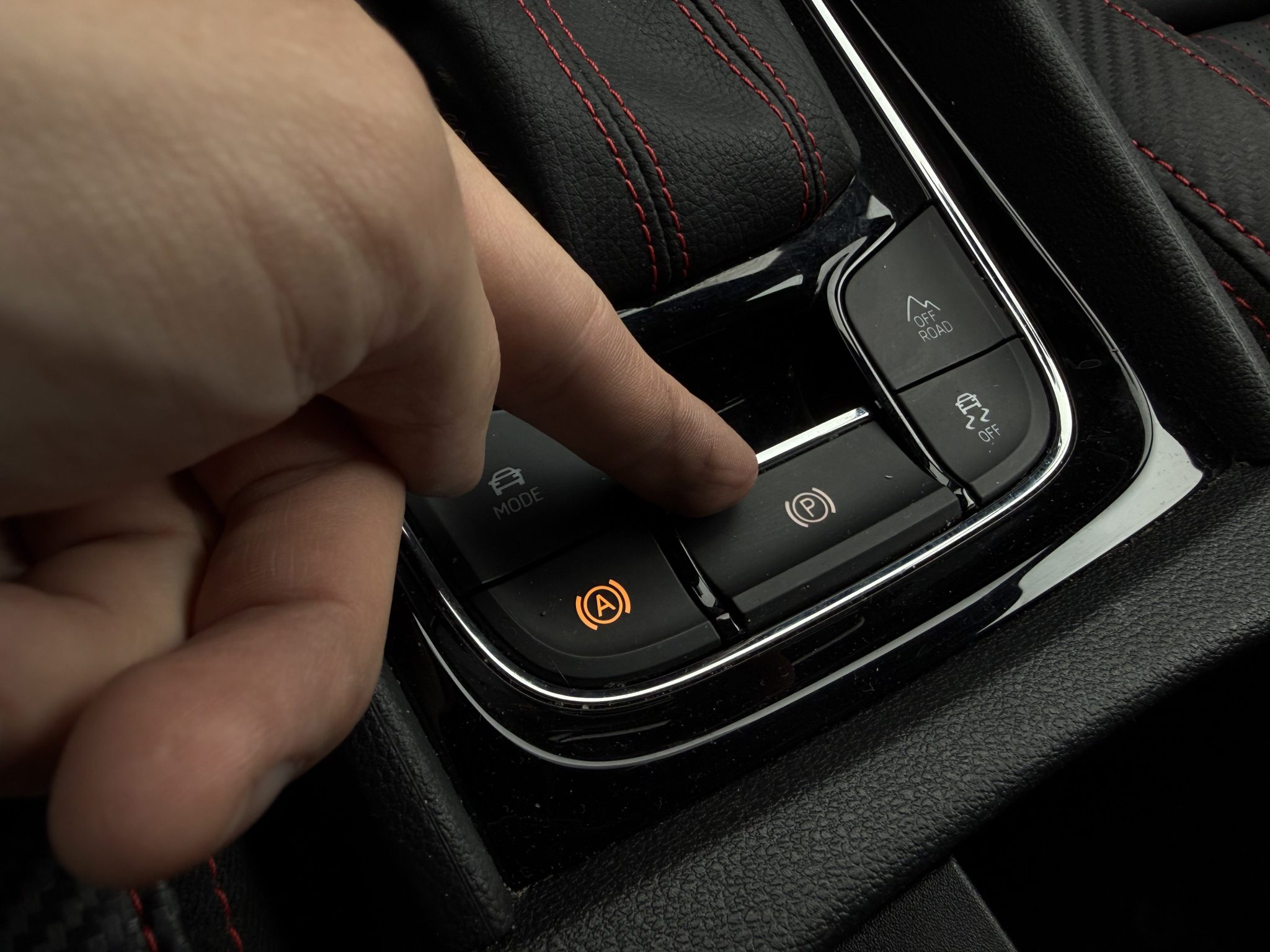 Elektrická parkovací brzda má 5 úskalí, o kterých se v autoškole nemluví. Kdy autem nepohnete ani o 1 metr?