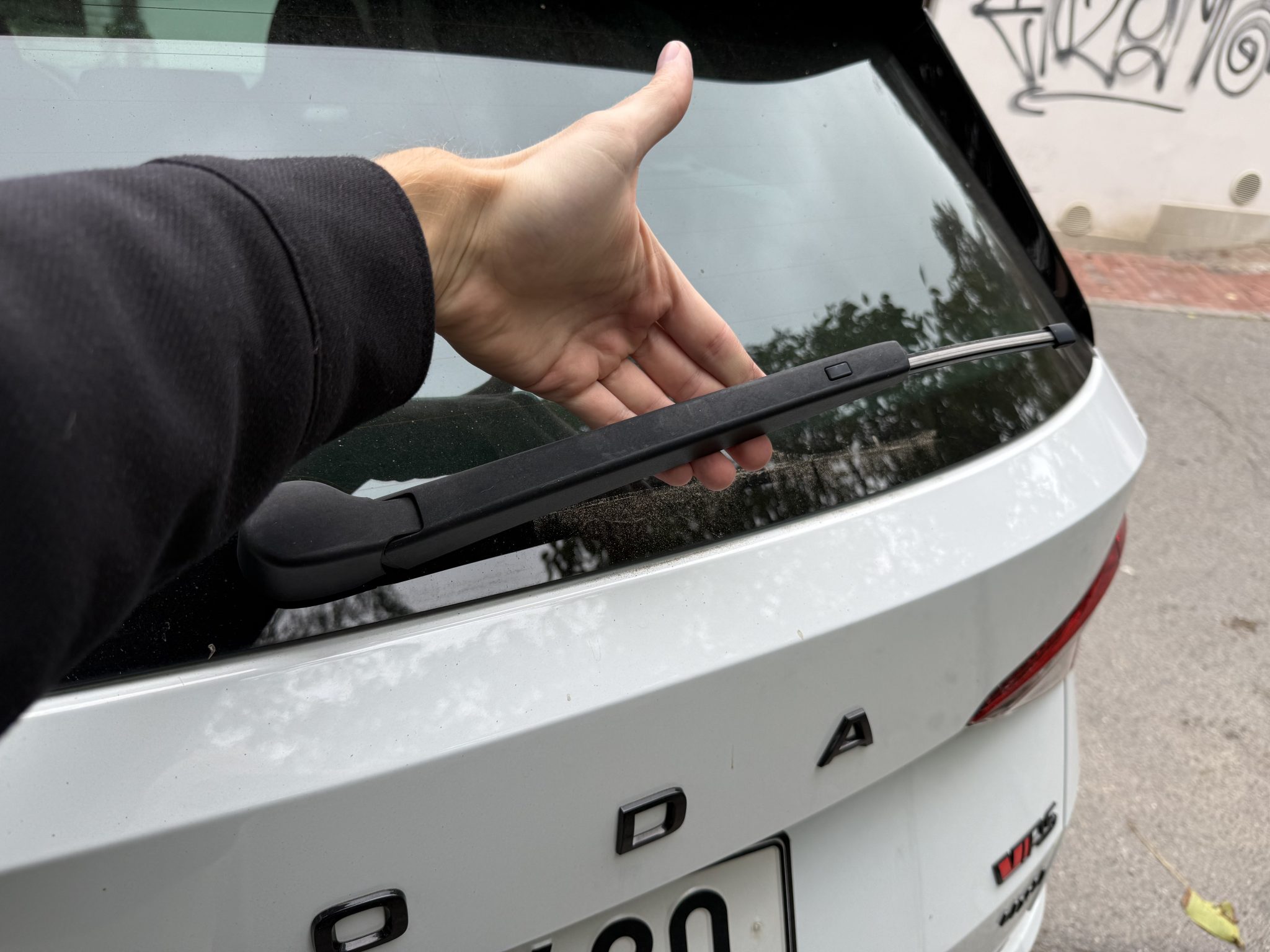 Stěrače za 300 korun mohou ušetřit výměnu čelního skla za 15 tisíc. Mechanik vysvětlil, proč řidiči zbytečně riskují