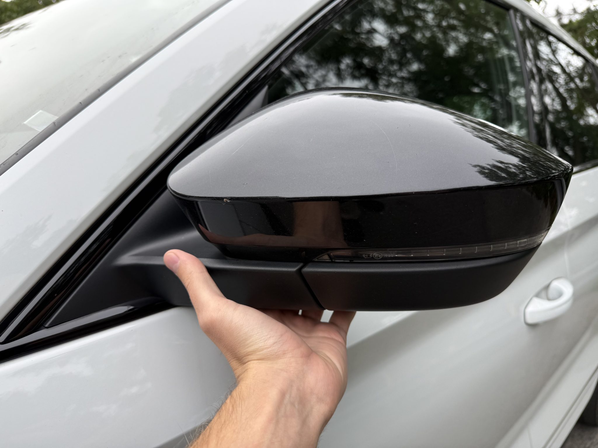 Skryté funkce zrcátek zná málokdo, přitom aktivace trvá vteřinu. Jsou v každém druhém autě na českých silnicích