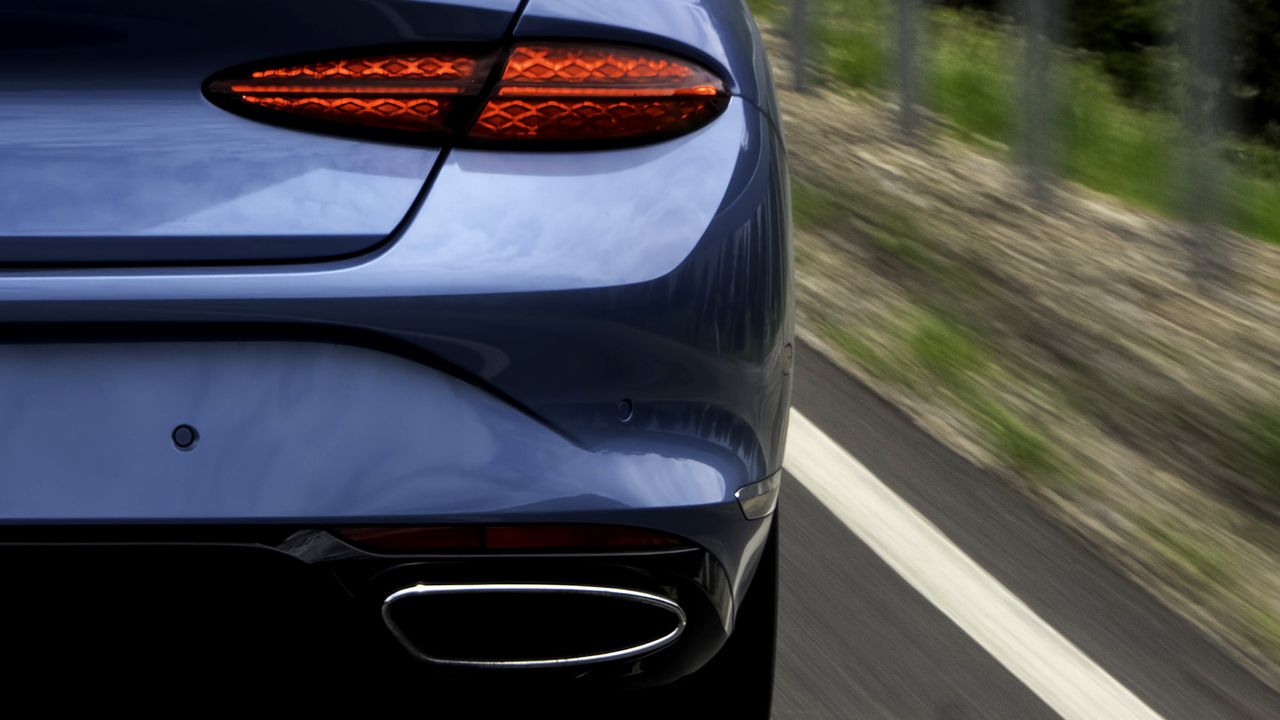 Další značka zcela opouští hybridy: Tradiční spalovací motor bude jedinou možností. Nový osmiválec má zahanbit i elektro