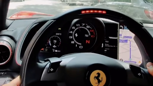 Video: Policie zastavila řidiče Ferrari 812 Superfast, který jel rychle městem. Namísto pokuty mu třásla rukou a chválila auto