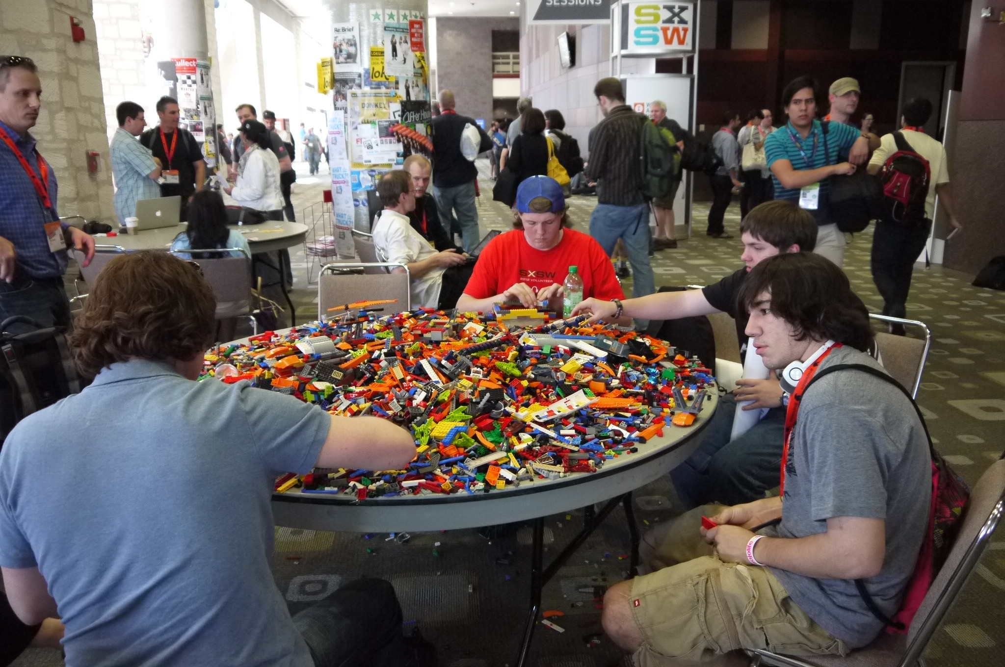 Čech, který navrhuje auta pro LEGO: Nová stavebnice bere dech celé zemi. Automobilka mu dala volnou ruku