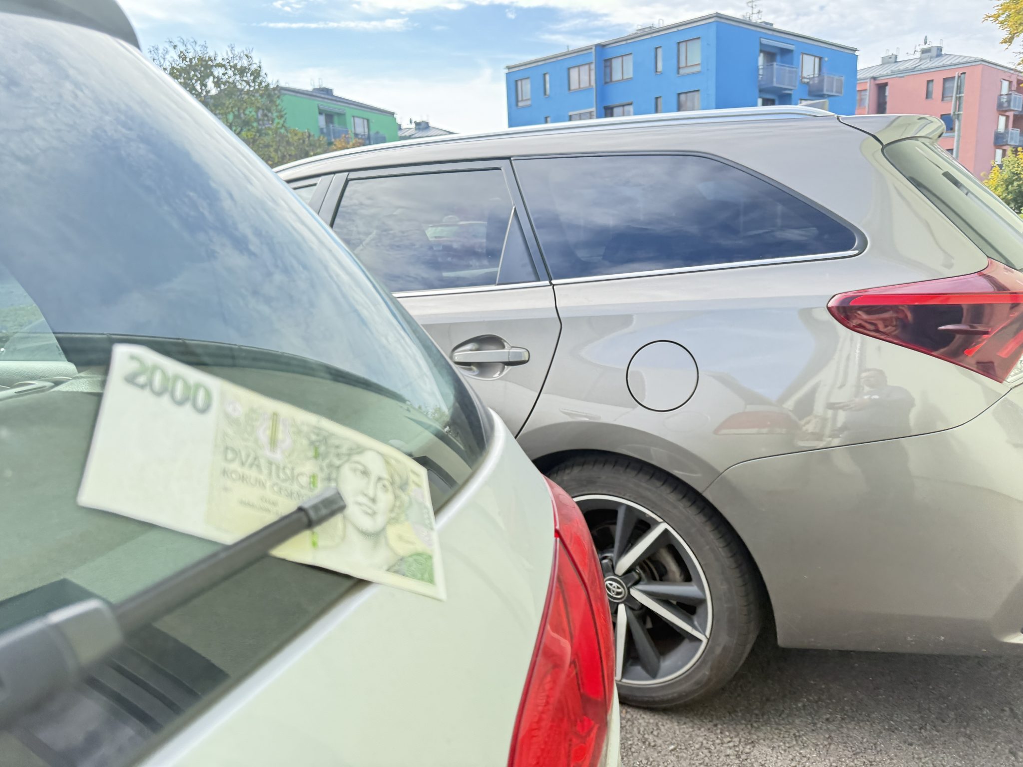 Nejdříve dostanete 2 000 Kč za stěrač, pak přijdete o auto i byt. Pozor na nový trik zlodějů u nákupních center