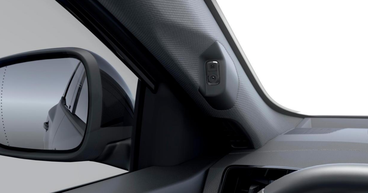 Proč Renault umisťuje „skrytou kameru“ do sloupku u dveří řidiče? Sleduje, co dělá osoba za volantem 24/7