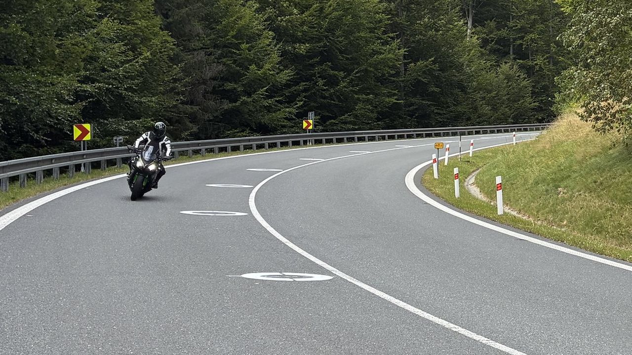 Nové značení silnic překvapuje motoristy. Bílé kruhy u středové čáry mají jediný úkol. Češi je neznají, rychle na to doplácí