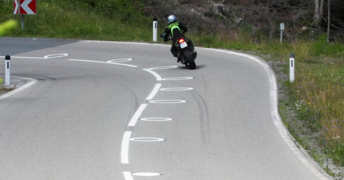 Na českých silnicích se objevily nové značky. Mají zachraňovat životy a působí přímo na instinkt řidičů. Proč je nepřejíždět?