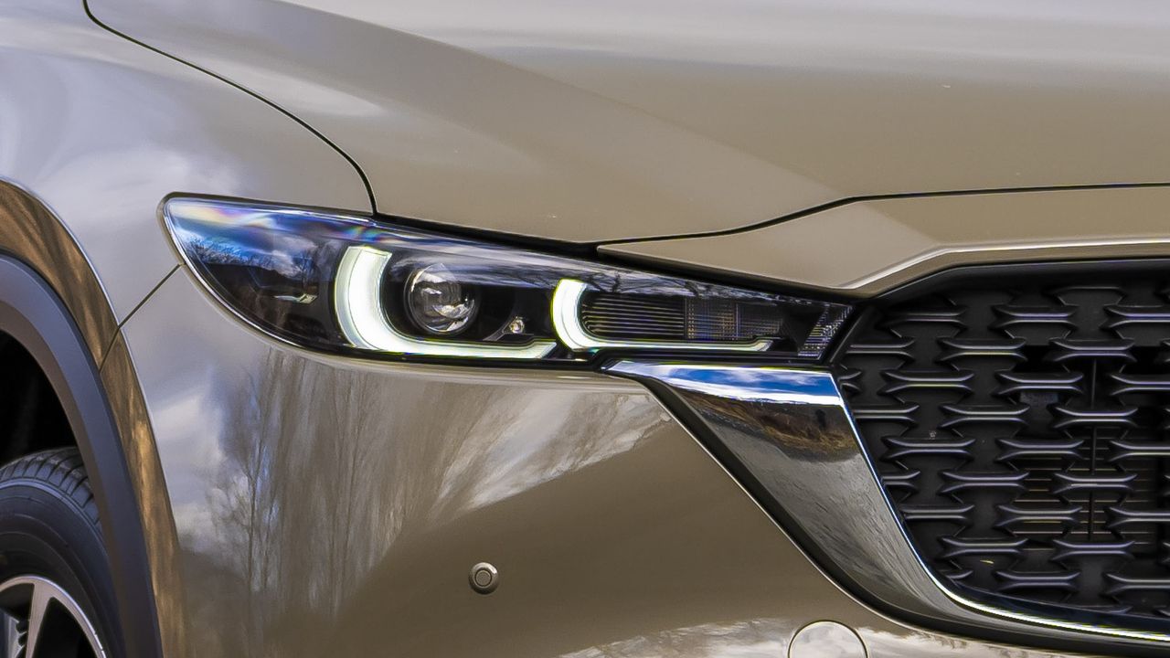 Tohle může změnit dějiny aut. Revoluční spalovací motor, který si sám vyrábí palivo. Japonská automobilka už má patent